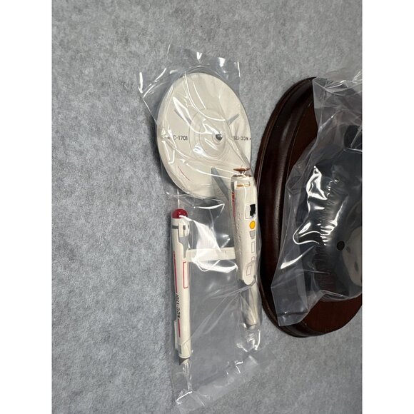 Hallmark 2006 Star Trek U.S.S. Enterprise NCC-1701 Keepsake Ornament with Magic - Picture 2 of 9